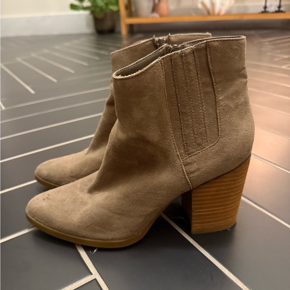 Tan Ankle Boots with Chunky Heel and Western Design